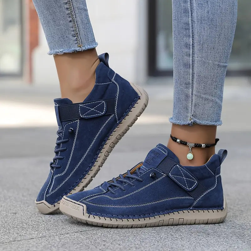 The women's wide-fit orthopedic sneaker in Blue