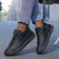 The women's wide-fit orthopedic sneaker in Black