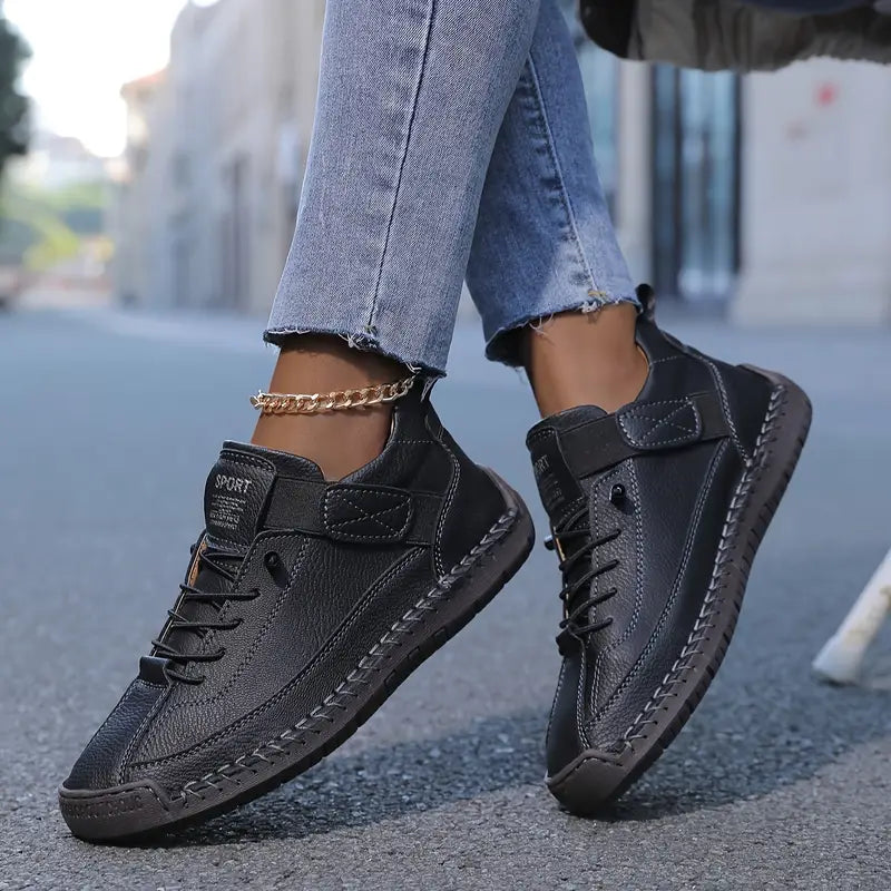 The women's wide-fit orthopedic sneaker in Black