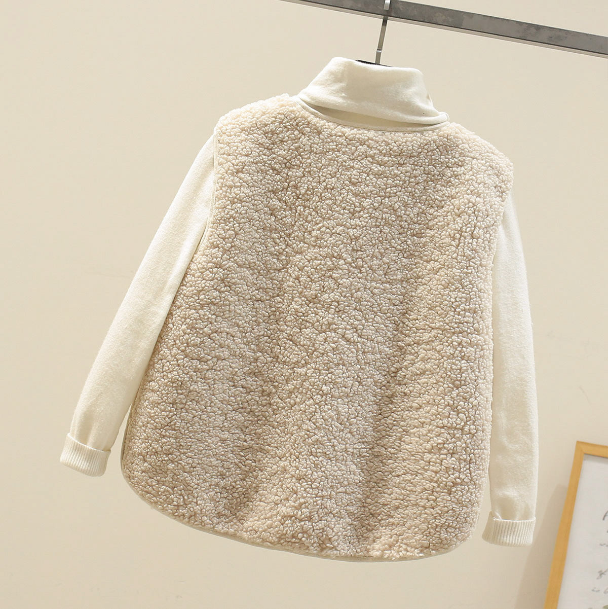 Additional photo of the Men's Sweater Vest (sweaters), view 2
