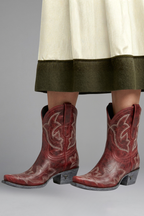 Pointed toe and pull tab on the embroidered western boot