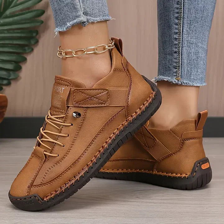The women's wide-fit orthopedic sneaker in Brown