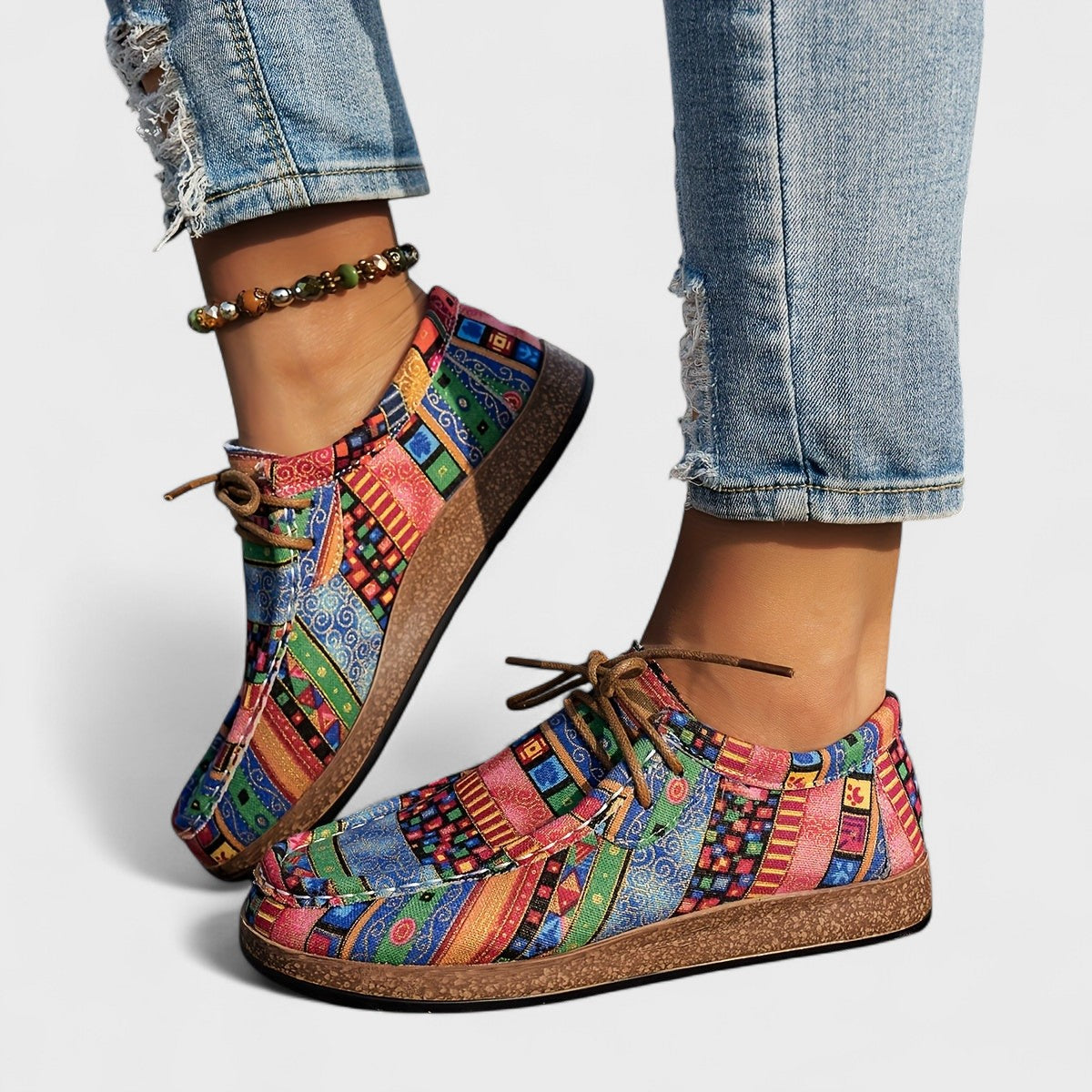 Multicolor walking shoe with contrast panels