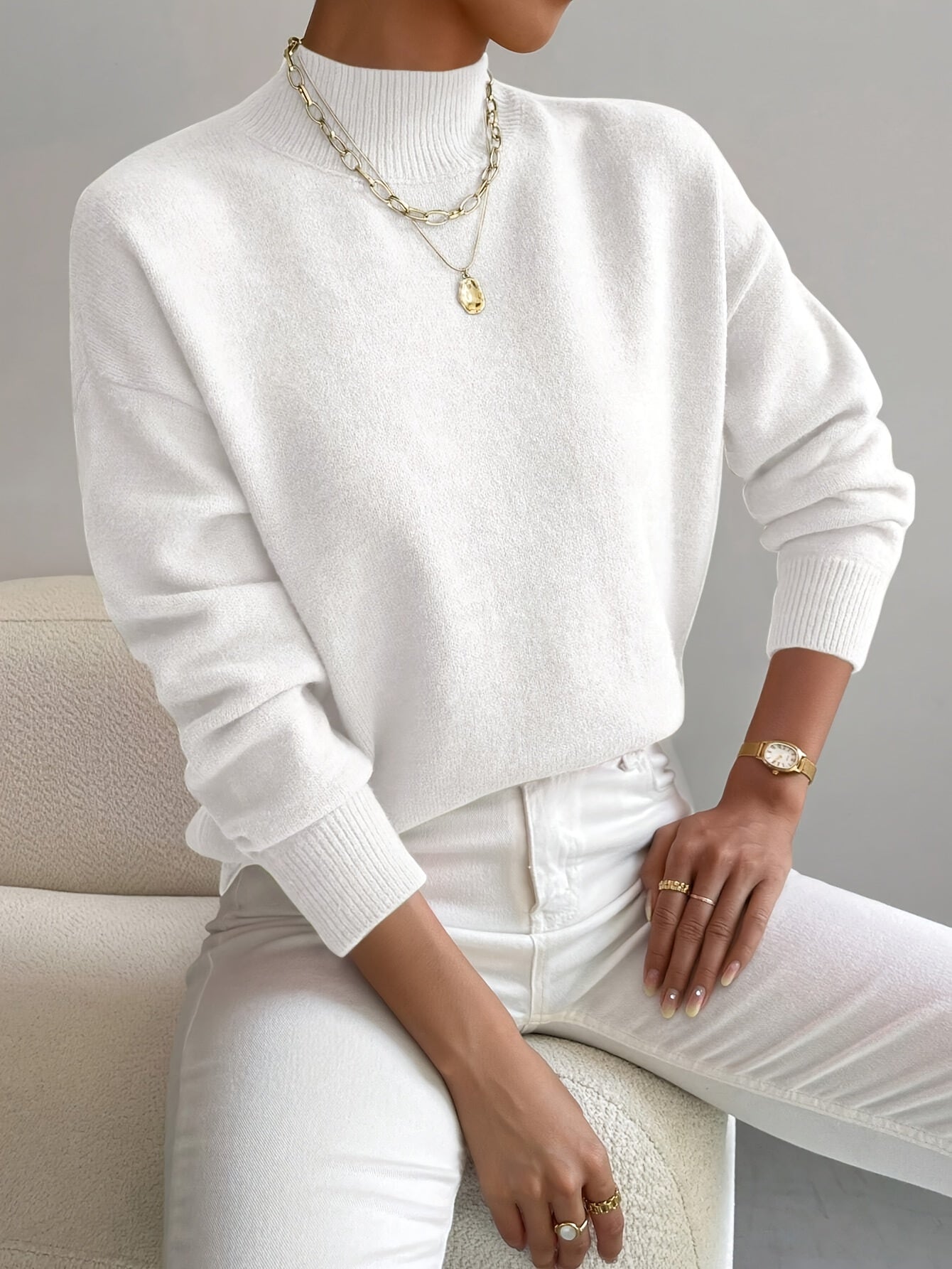Turtleneck sweater for women in white, front view of the smooth close-fitting knit