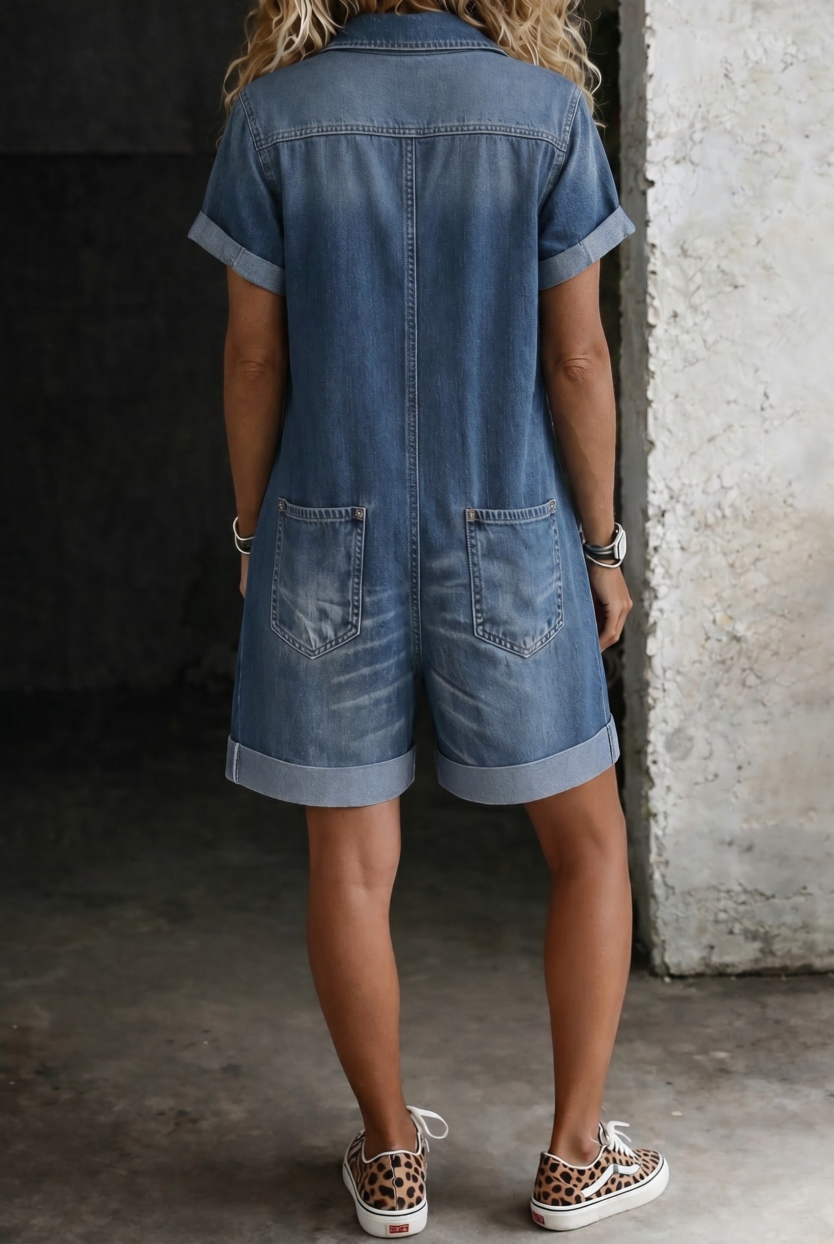 Women's short jumpsuit, detail of the patch pockets and cropped leg