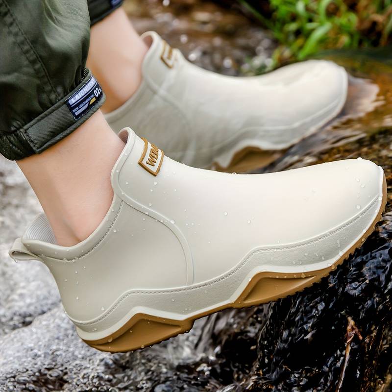 Waterproof rain boots for women, close-up of the chunky wave-cut outsole