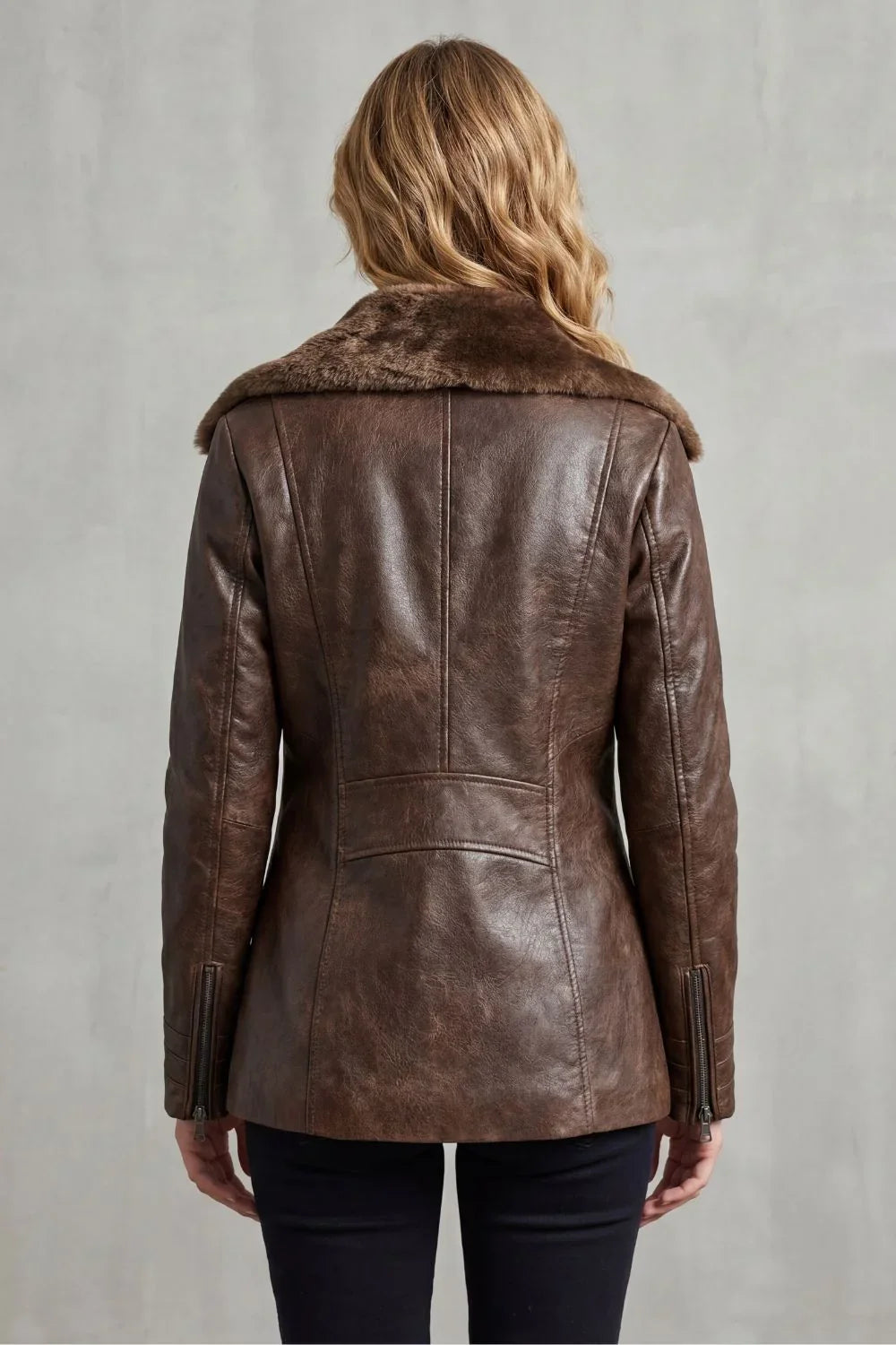 Brown leather jacket for women, detail of the shearling-lined collar and front zip